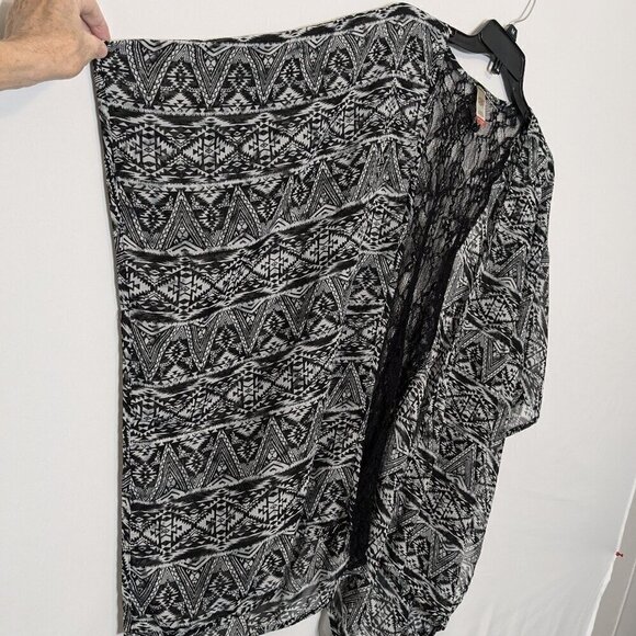 NO BOUNDARIES Black/White Chiffon, Aztec Print Open Tunic w Black Lace; Size XXL - Picture 3 of 6